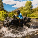 um Polaris RZR e um Polaris SPORTSMAN