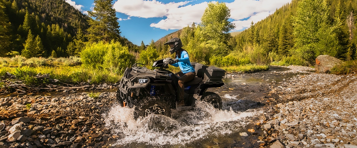 um Polaris RZR e um Polaris SPORTSMAN